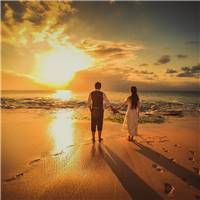 在巴厘岛的海滩边,我们手牵手望向远方,等待着一场浪漫