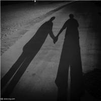 情侣牵手街头的影子