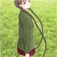 一个女孩子扎着两个麻花辫,穿着军绿色的衣服,现在草地