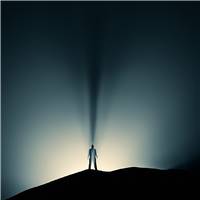 一张图:一个男人在黑暗中寻找光明