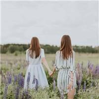 两个女人背影图片闺蜜手拉手在薰衣草田里