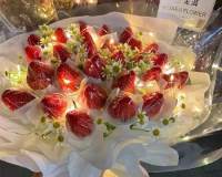 冬天的第一颗草莓花束图片-草莓花束图片大全大图唯美