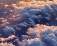 天空中层层叠叠的云层-黄昏美景图片