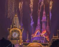 迪士尼城堡上空盛放的烟花唯美背景图片