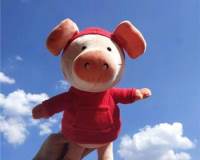 2021可爱的情侣玩偶猪猪飞翔蓝天白云图片