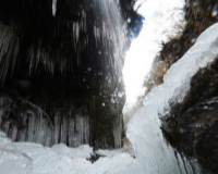 山涧里的清泉瀑布结冰唯美好看风景壁纸图片