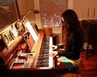 唯美弹起钢琴奏出音乐的那一瞬间你一定不知道你就是最美的天使图片