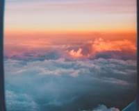 飞机窗外的云海霞光波涛起伏美丽风景图片