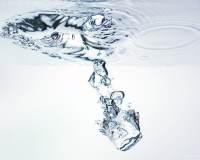 冰块与水的碰撞·简约清爽图片