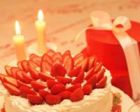 可爱的草莓生日蛋糕