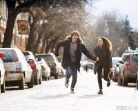 情侣牵手奔跑图片唯美 两个人牵手奔跑的图片