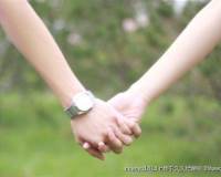 情侣手握在一起的图片 情侣手牵在一起的图
