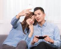 情侣打游戏图片 抱着打游戏情侣图片