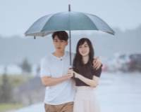 情侣雨中撑伞的图片 雨天伞下的情侣图片