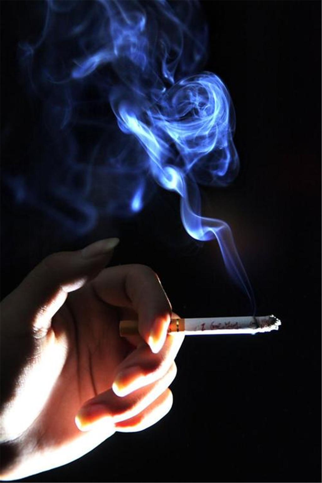 世界无烟日单手拿烟香烟禁止高清摄影大图-千库网