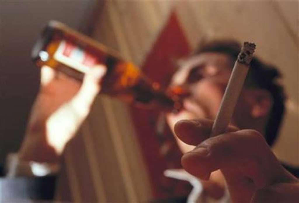 很多人会喜欢抽烟喝酒同时进行的精神体验,他们觉得一支烟,一杯酒