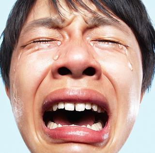 一张日本专辑图片是一个男人哭得很惨,整长脸好像都皱在一起了,求名字