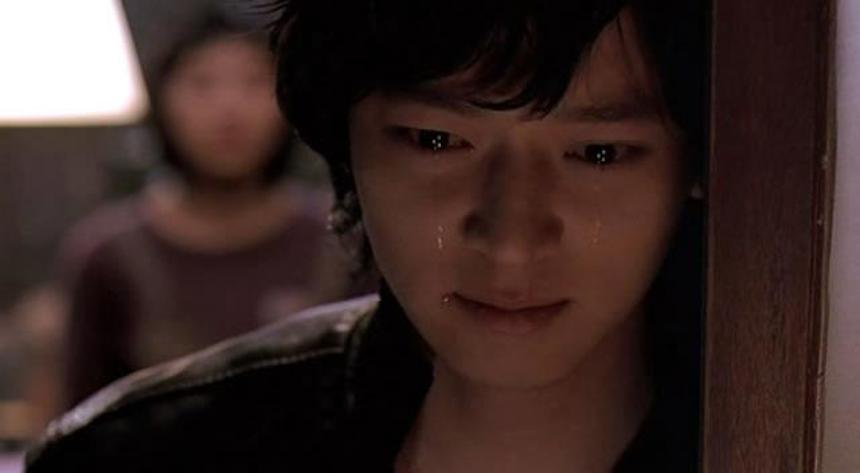 姜东元这一转身,将眼泪强忍到最后一刻,为了掩饰自己的悲伤,悄悄落泪