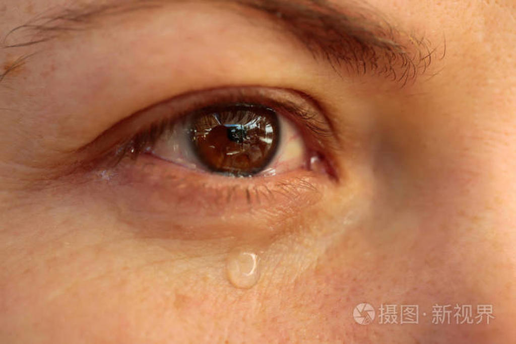 含泪的眼睛的特写.在女人的眼滴泪.伤心的女孩哭泣