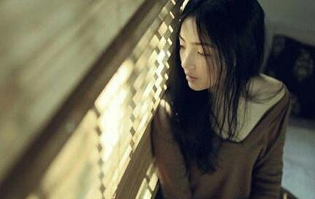 深爱着一个人,心不再只属于自己;想你,想你时独自哭泣,心好痛