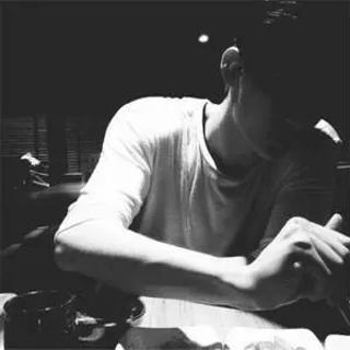 帅气孤独男生头像黑白图片_拍拍资料库