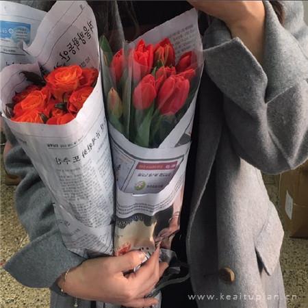 手捧鲜花图片大全唯美清新-手捧鲜花的图片大全