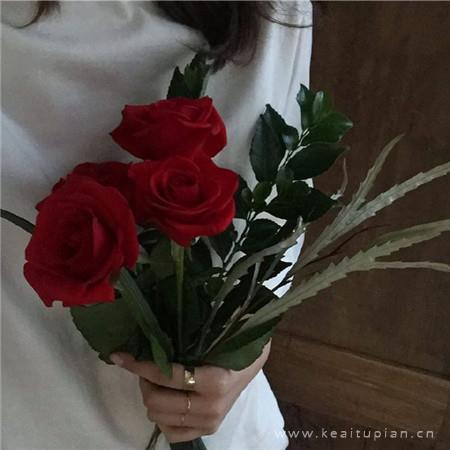 手捧鲜花图片大全唯美清新-手捧鲜花的图片大全
