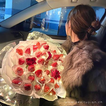 冬天的第一颗草莓花束图片-草莓花束图片大全大图唯美