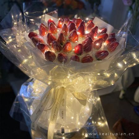 冬天的第一颗草莓花束图片-草莓花束图片大全大图唯美