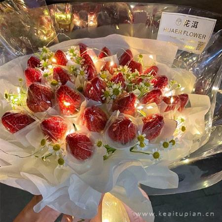 冬天的第一颗草莓花束图片-草莓花束图片大全大图唯美