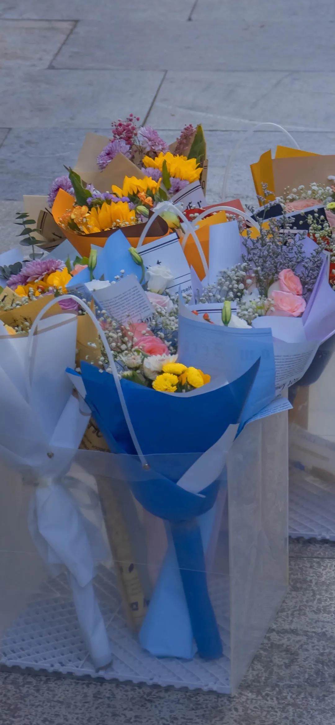清新淡雅的一束束鲜花壁纸图片|会自己买花，也会自己长大
