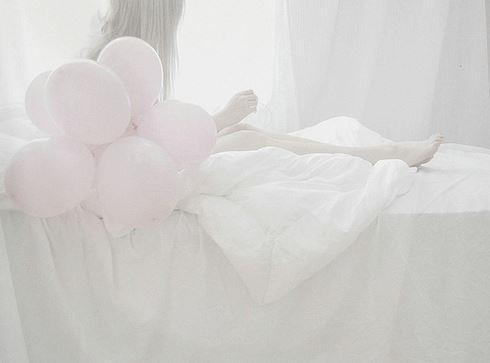 治愈人心的小熊气球杯子温暖唯美意境背景图片