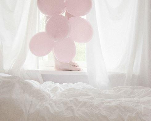 治愈人心的小熊气球杯子温暖唯美意境背景图片