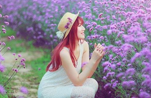 好看的女生花海中唯美意境高清头像图片