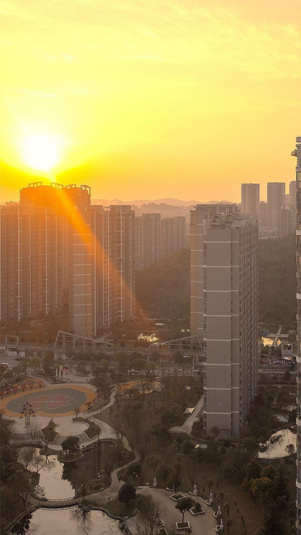 夕阳昏黄的落日余晖风景简约手机壁纸图片