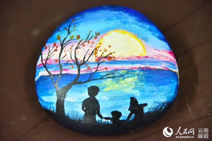 最新石头上作画的意境浪漫高清图图片