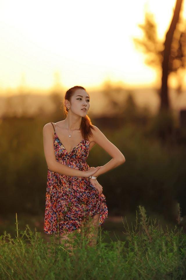 美女余晖下摆拍一袭碎花裙图片