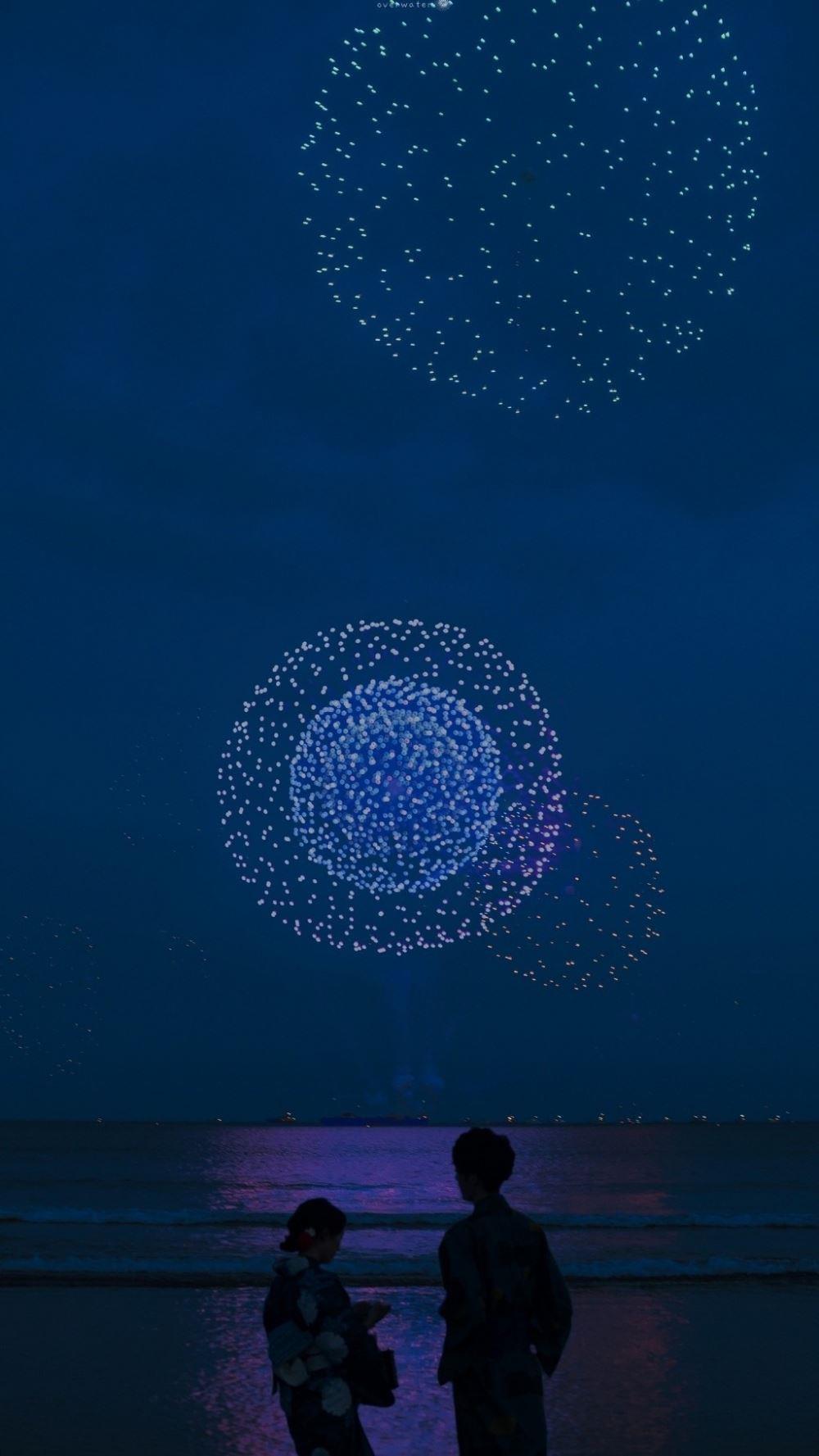 夜晚蓝色烟火背景图片