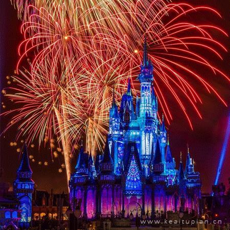 迪士尼城堡上空盛放的烟花唯美背景图片