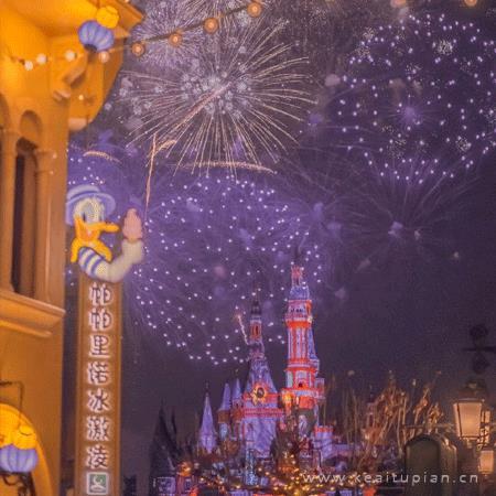 迪士尼城堡上空盛放的烟花唯美背景图片
