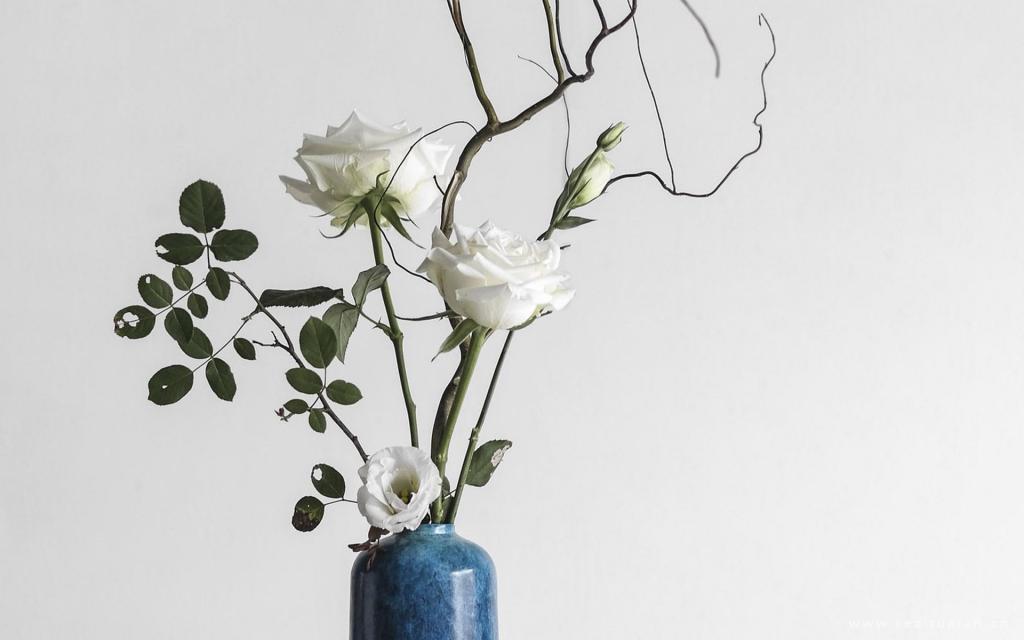 花瓶中的精美花束唯美养眼桌面壁纸图片
