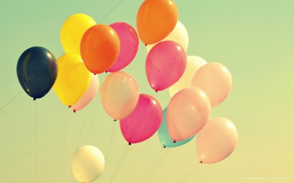 色彩鲜艳的气球唯美桌面壁纸图片