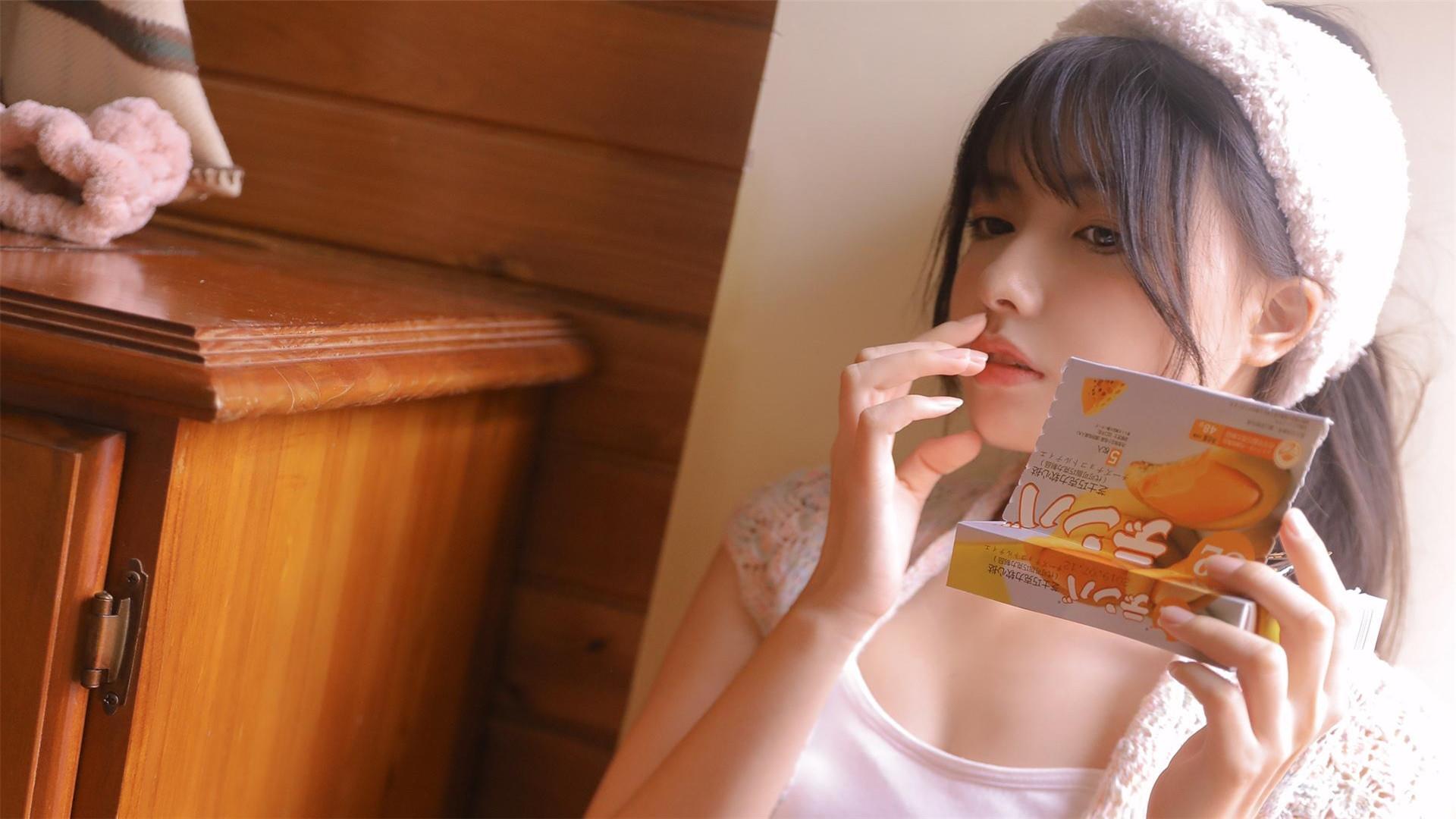 唯美可爱少女吊带性感高清图片桌面壁纸