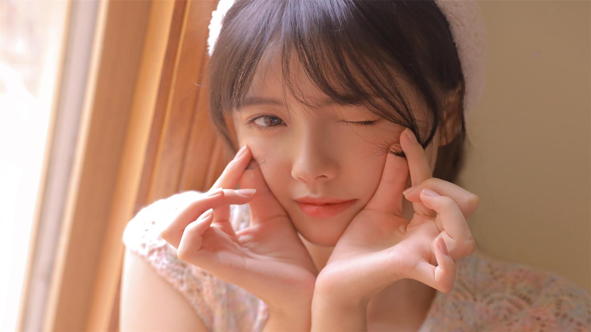 唯美可爱少女吊带性感高清图片桌面壁纸