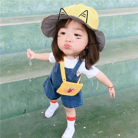 超级可爱萌娃逗人会心一笑高清朋友圈背景图片