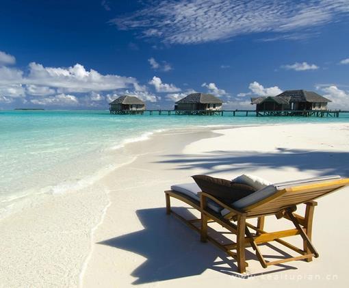 海浪拍打着沙滩的唯美风景壁纸图片大全