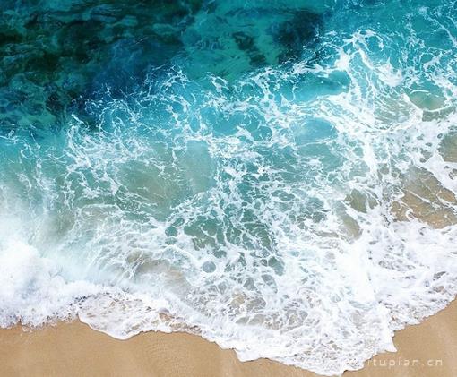 海浪拍打着沙滩的唯美风景壁纸图片大全