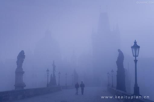 走在雾中的唯美风景壁纸图片大全