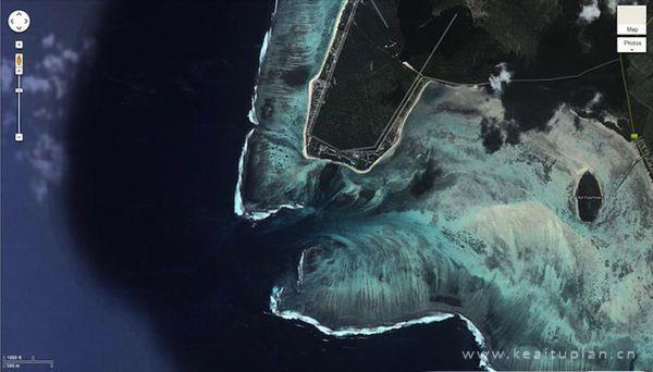 高清壮观的海底瀑布风景壁纸图片