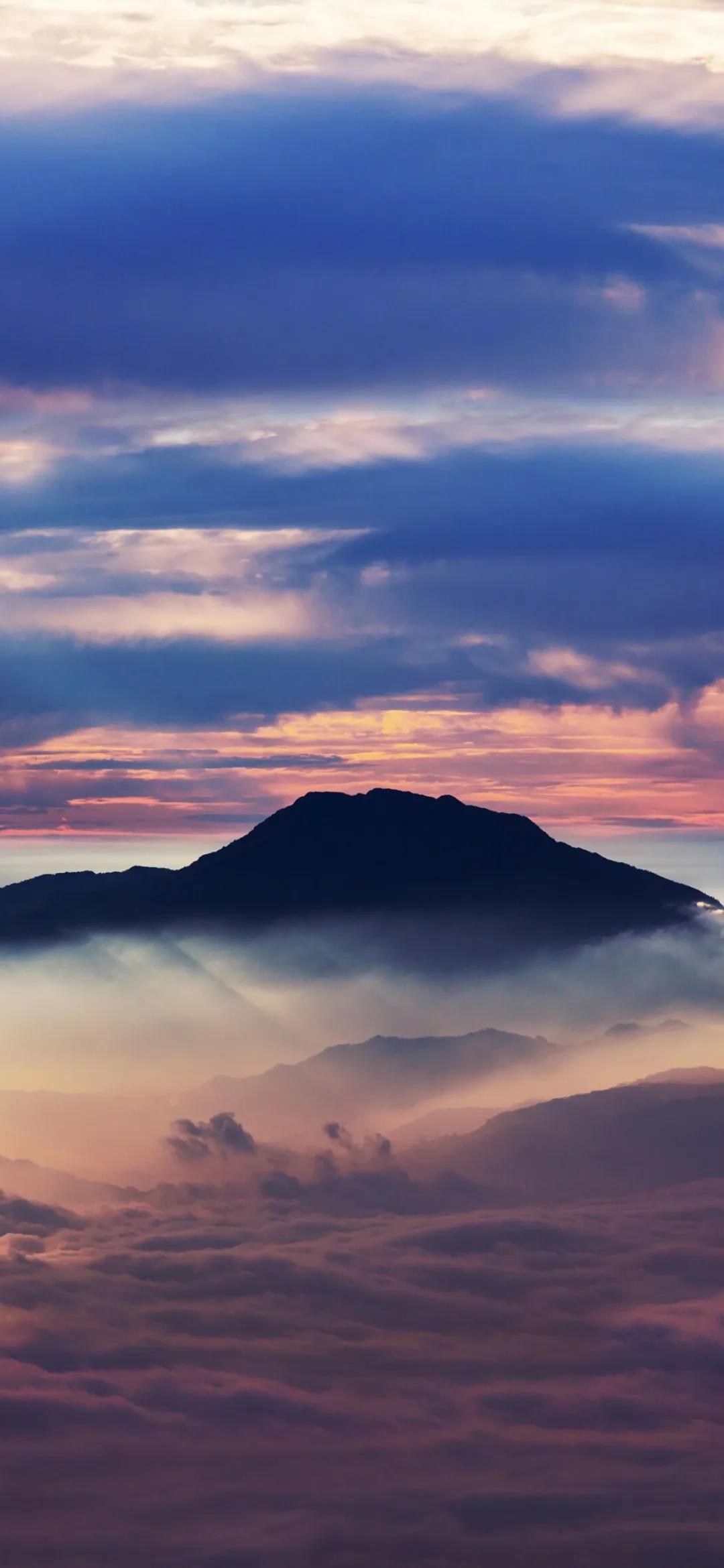 云雾缭绕的山峰唯美风景手机壁纸图片